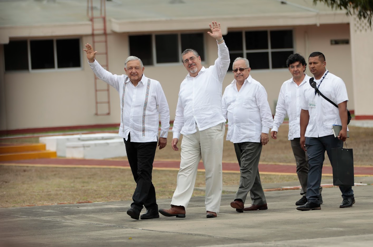 Los presidentes de México y Guatemala junto a ministros, abordan temas de interés bilateral en Tapachula, Chiapas. /Foto: Noé Pérez.