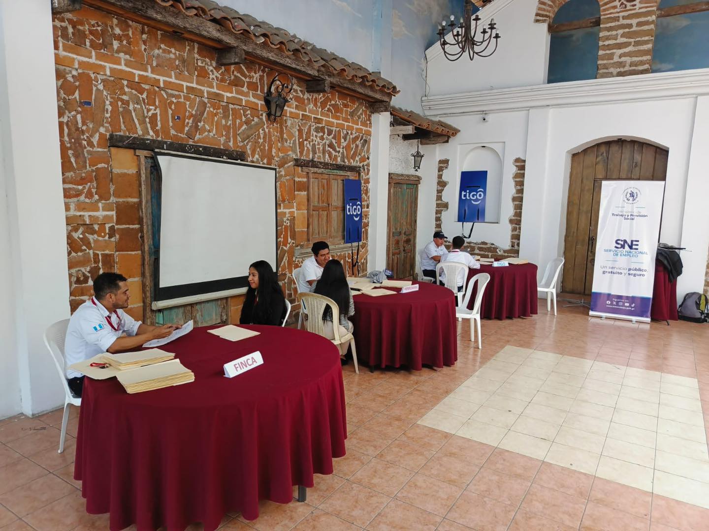Efectúan taller de orientación laboral en Jalapa