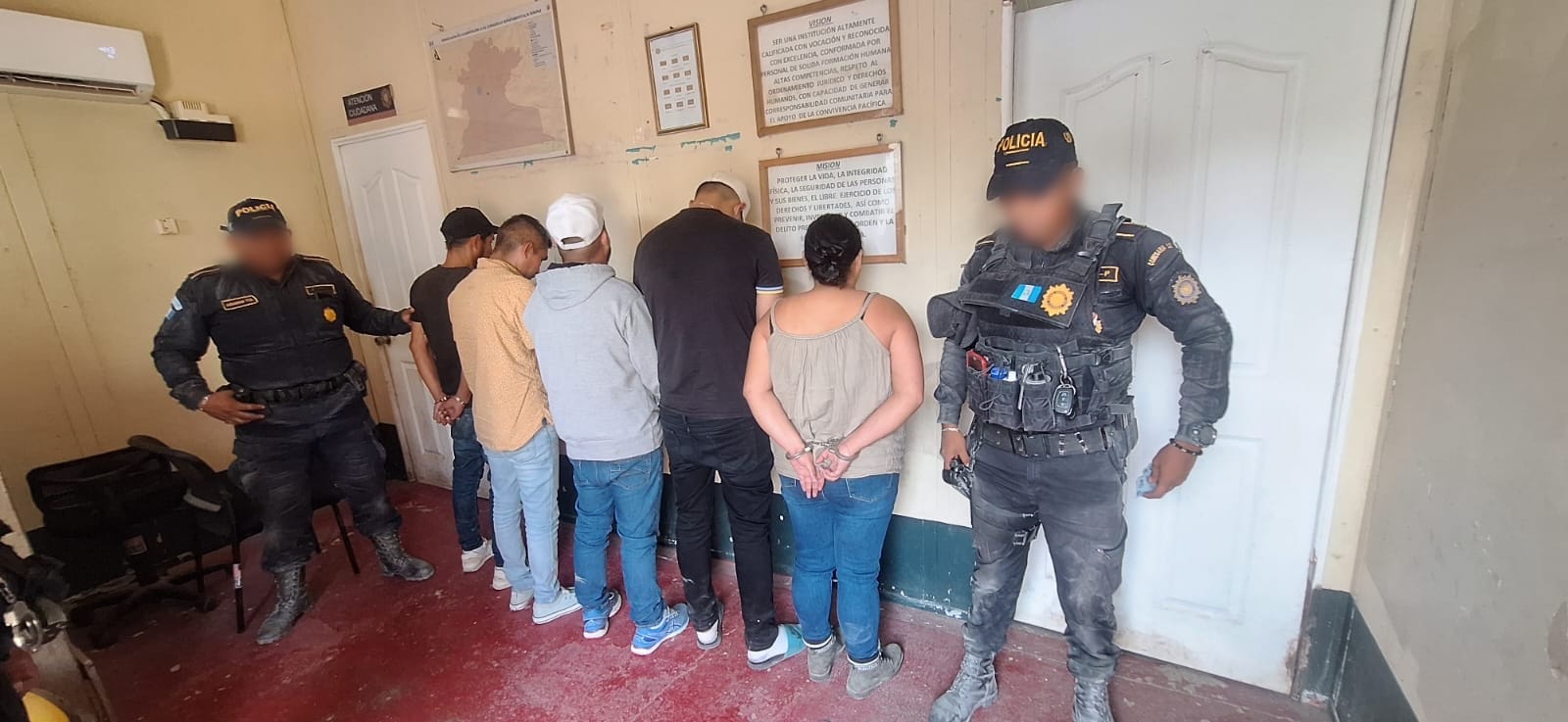 Detienen a banda de presuntos asaltantes y tumbadores de drogas en jurisdicción de Cobán, Alta Verapaz