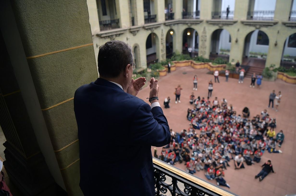 El emotivo encuentro de Arévalo con estudiantes: “Y recuerden que este presidente los quiere mucho”