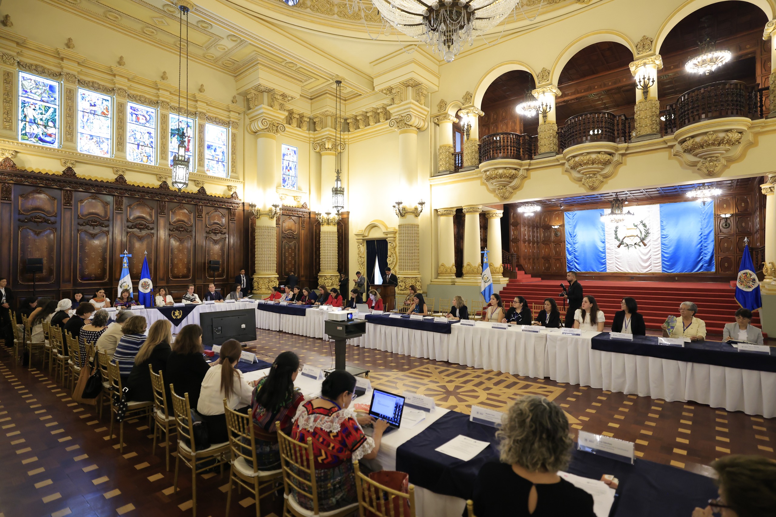 Vicepresidenta participa en la primera reunión sobre paridad en los poderes del Estado