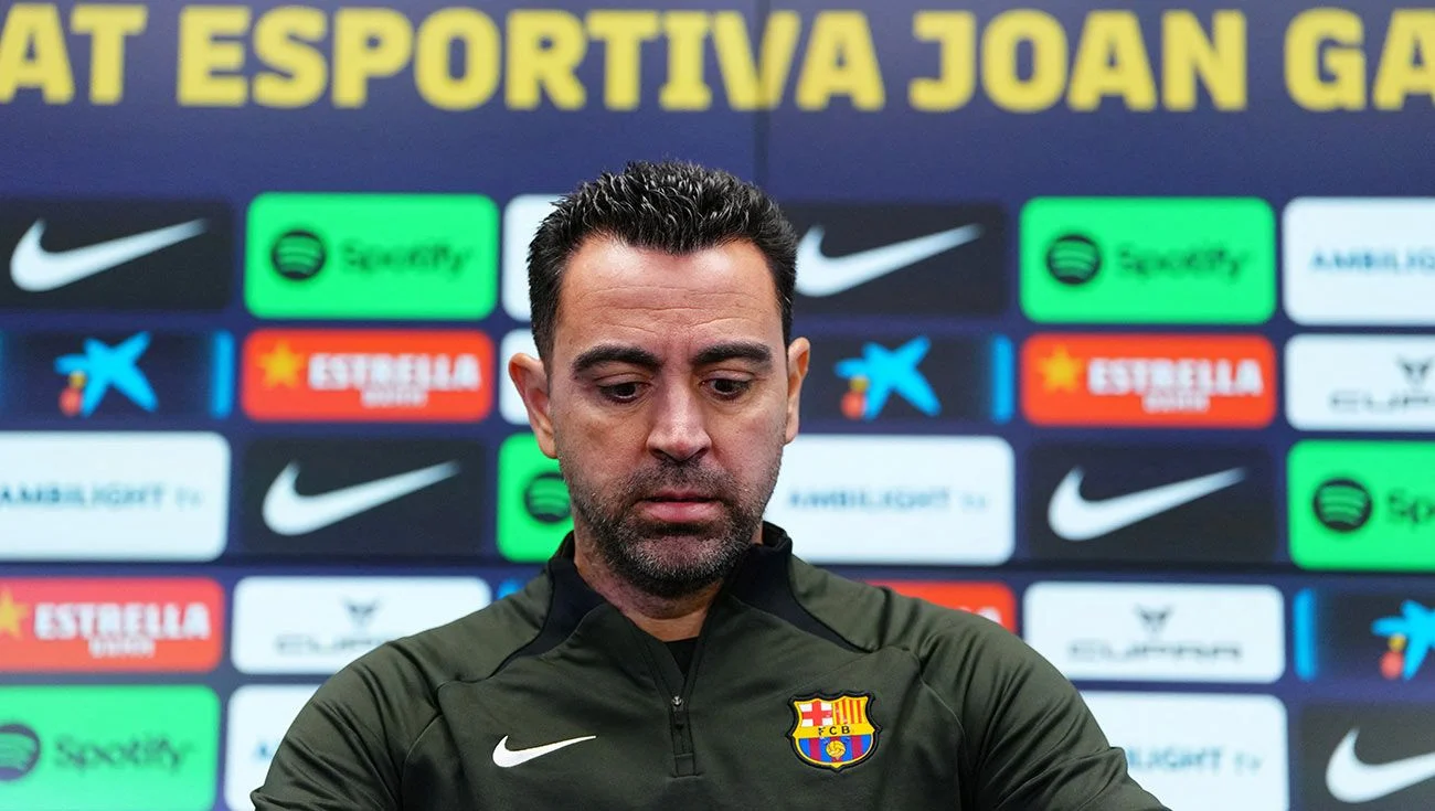 Xavi Hernández podría quedar al margen del Barcelona para la próxima temporada