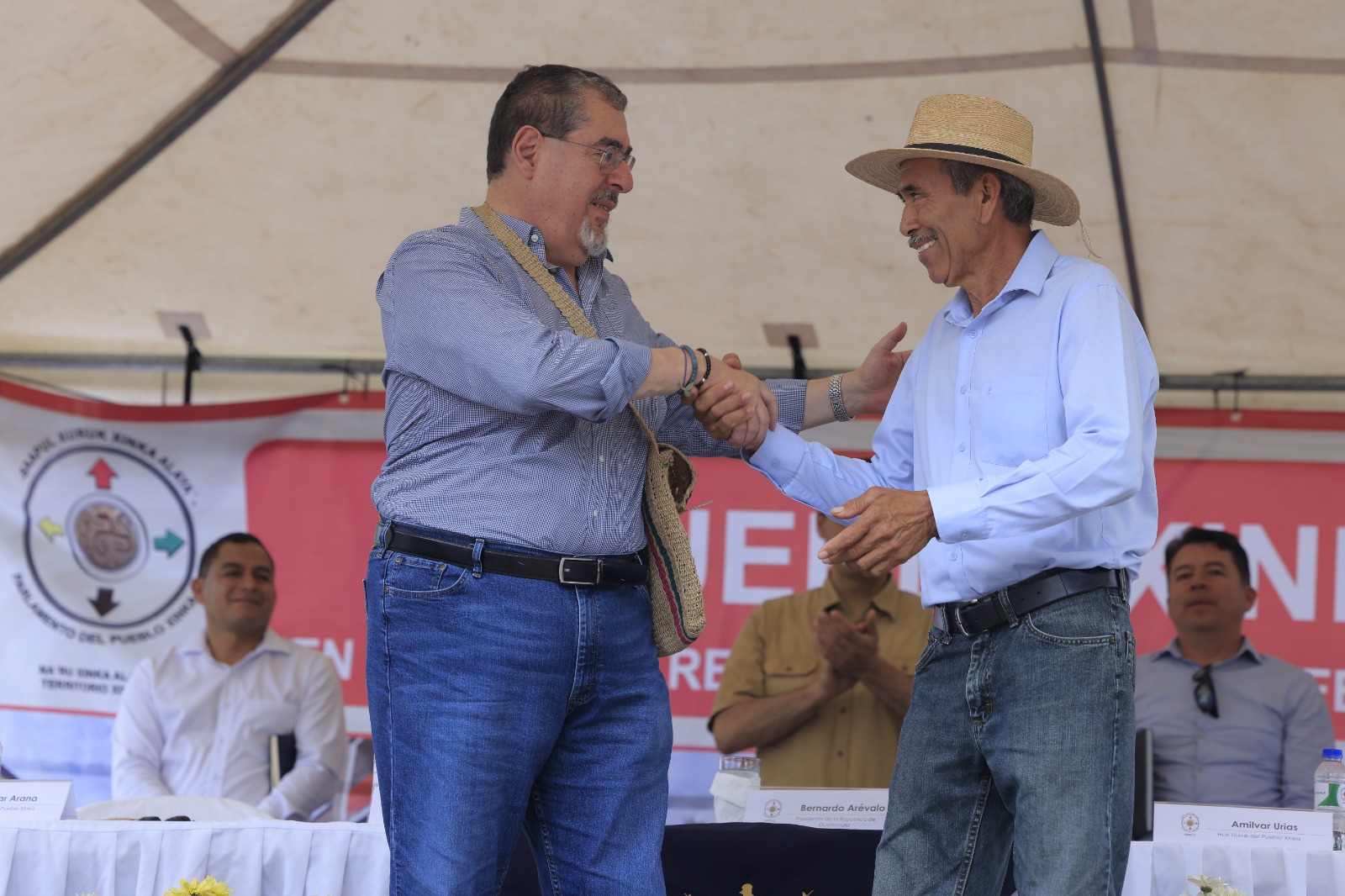El presidente Arévalo (izquierda) junto a Aleisar Arana, líder comunitario y autoridad del pueblo xinka. /Foto: Gilber García.