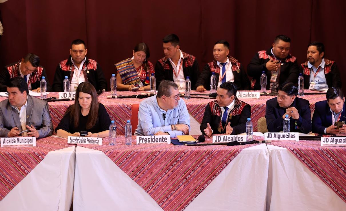 Presidente Bernardo Arévalo se reunió con representantes de los 48 Cantones