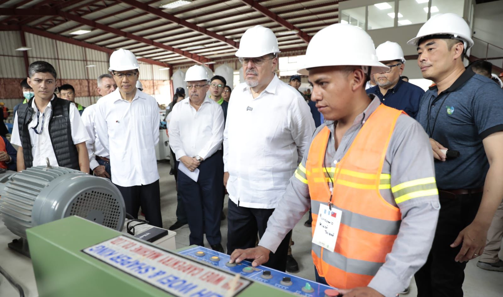 Presidente Arévalo visita centro de transformación de bambú