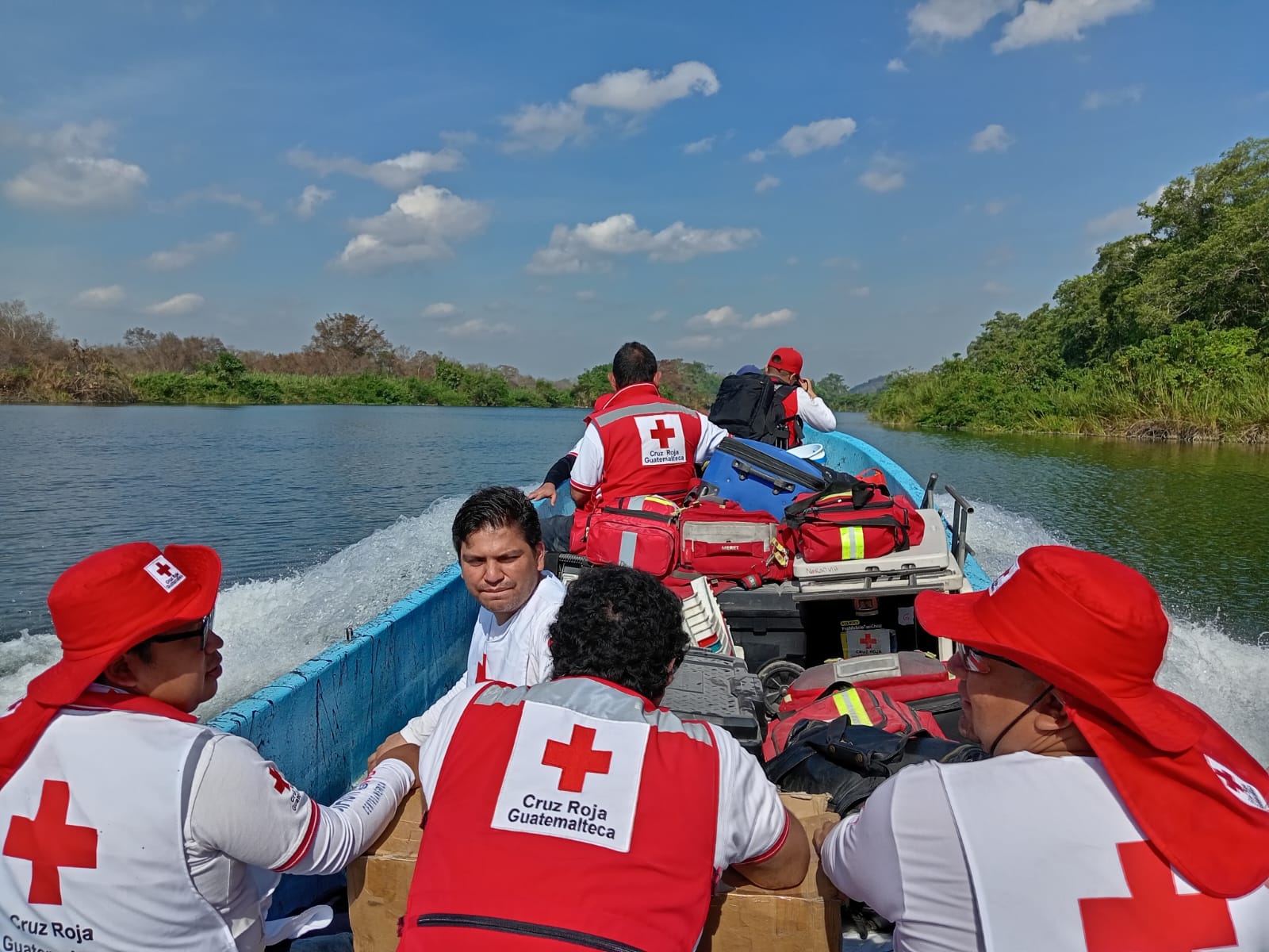 Brindan jornada médica a personal que trabaja en sofocar incendios forestales en Petén