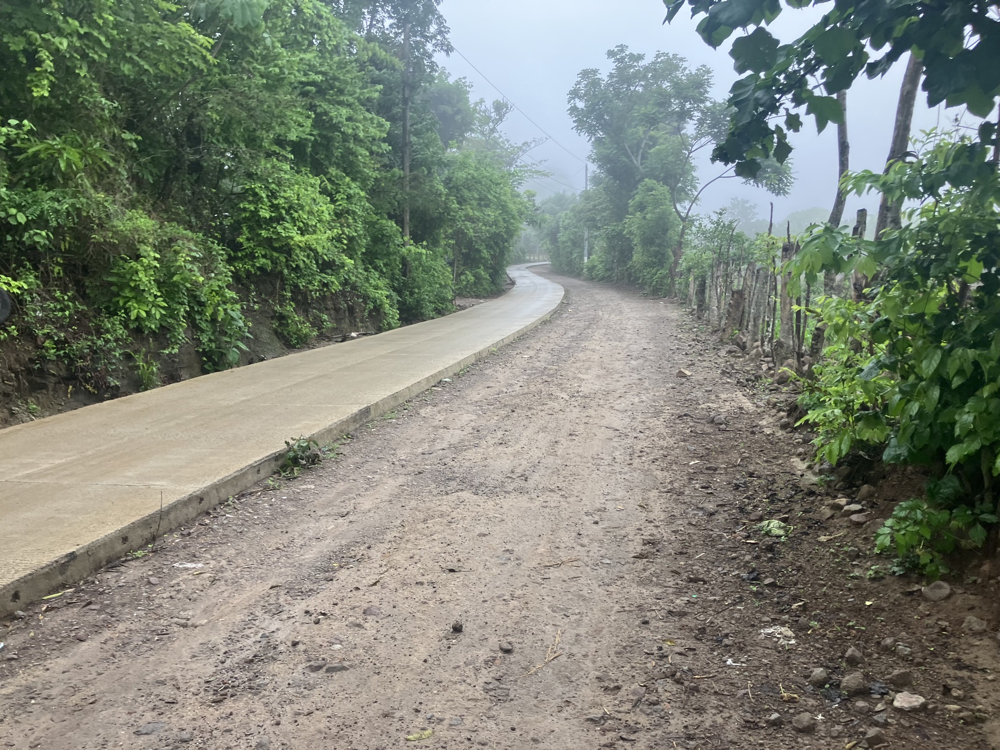 Supervisan proyecto vial inconcluso en Santa María Ixhuatán, Santa Rosa