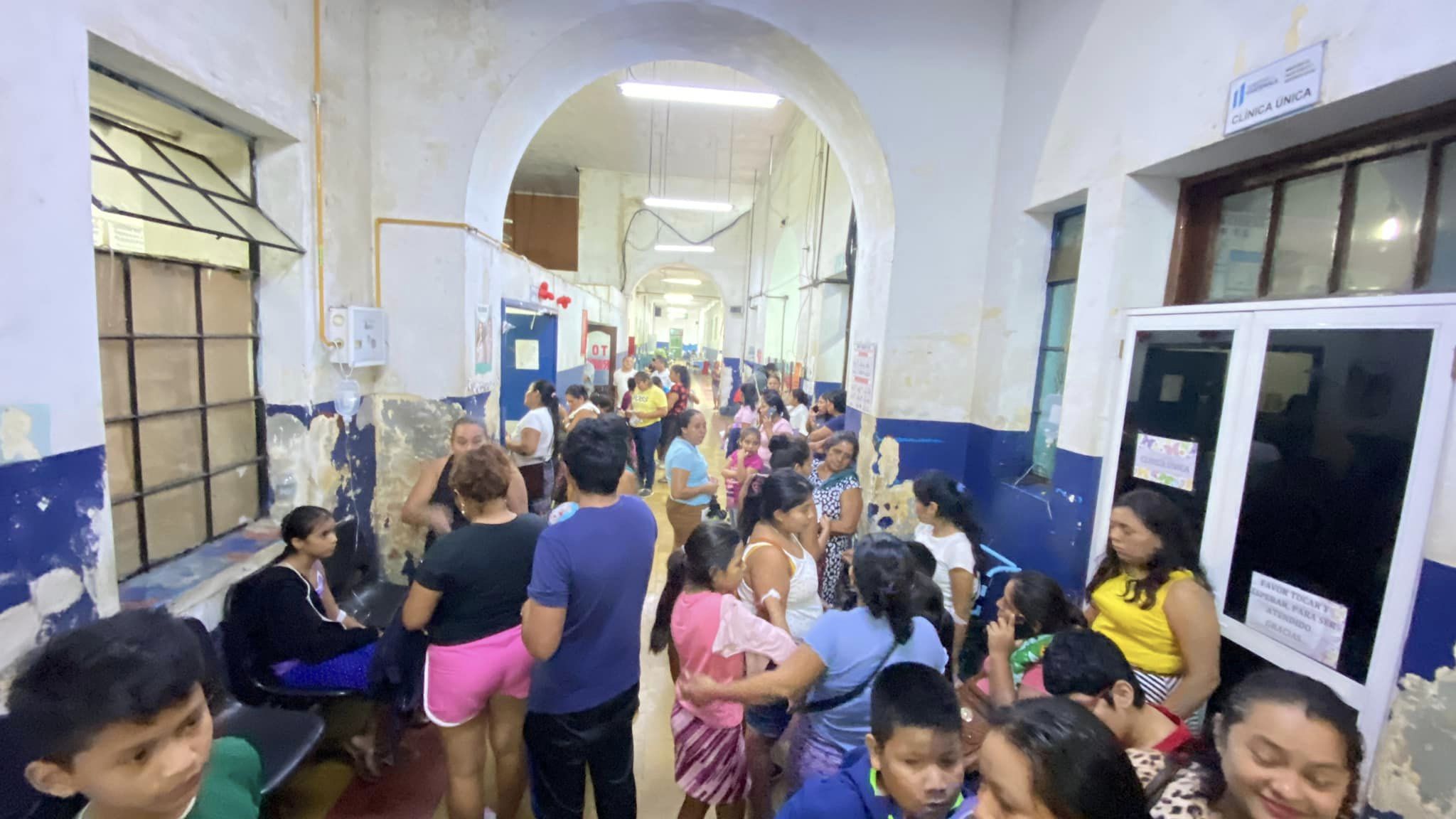 Estudiantes del cantón Quilá fueron referidos por autoridades de salud al Hospital Nacional de Mazatenango. /Foto: HNM.