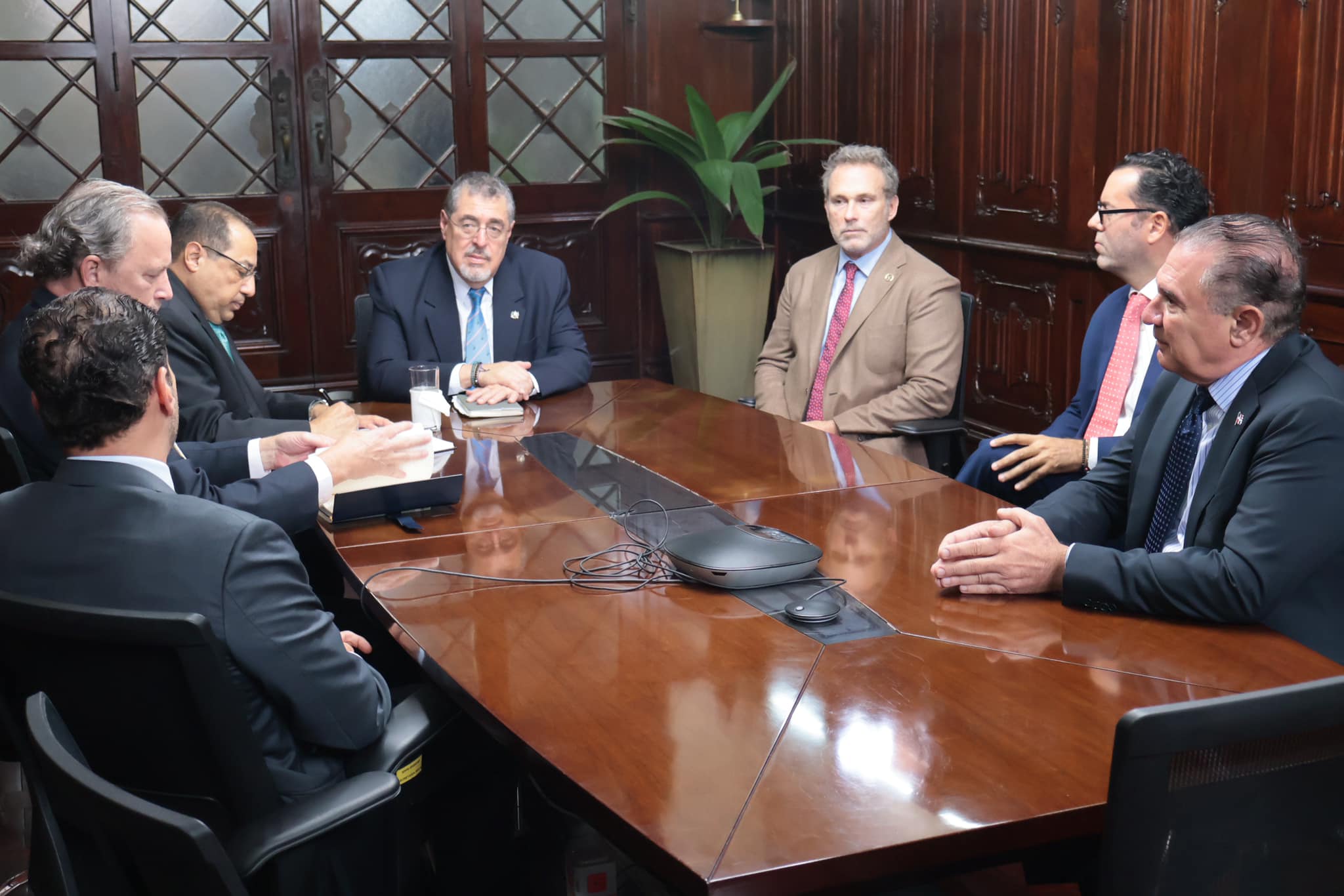 El presidente Arévalo recibió al embajador de República Dominicana, con quien conversó sobre proyectos para potenciar la industria hotelera. / Foto: Gobierno de la República.