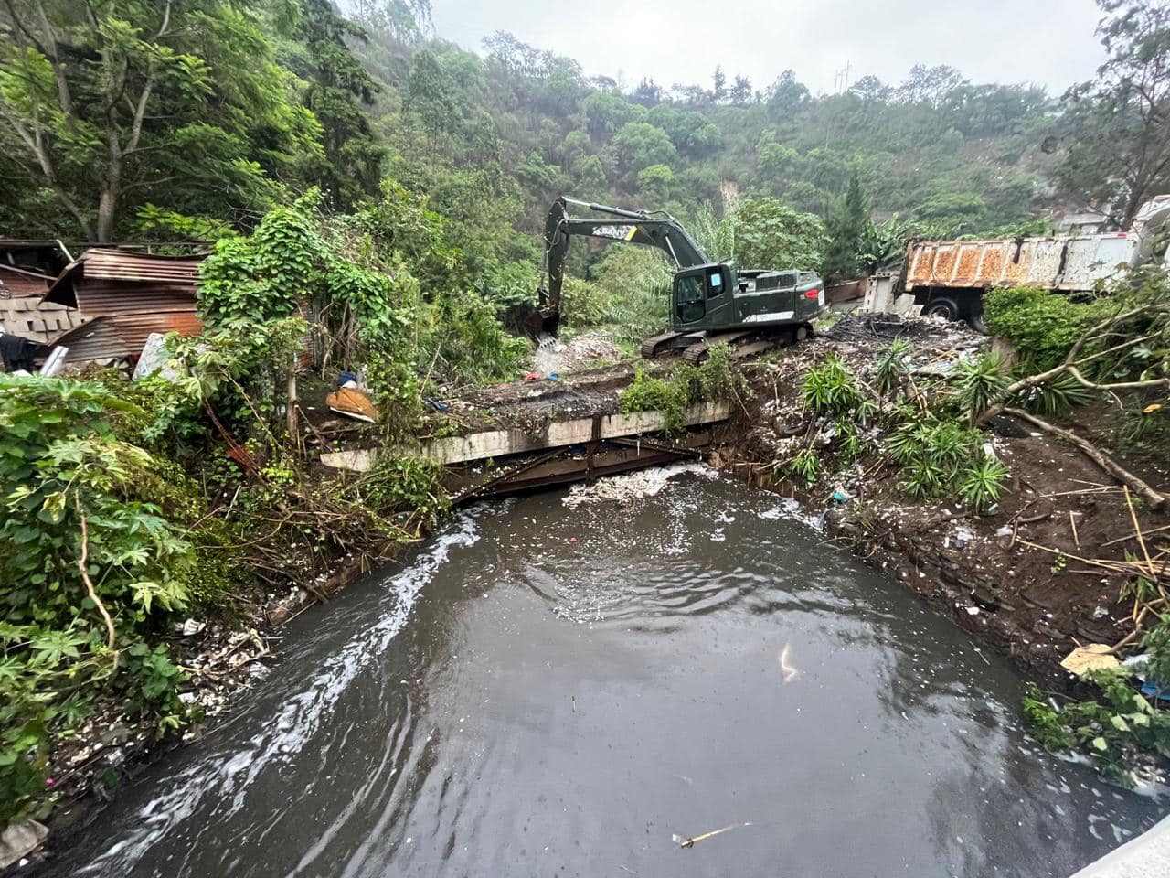 Avanza limpieza y remoción de desechos en el río Guacalate, municipio de Pastores, Sacatepéquez