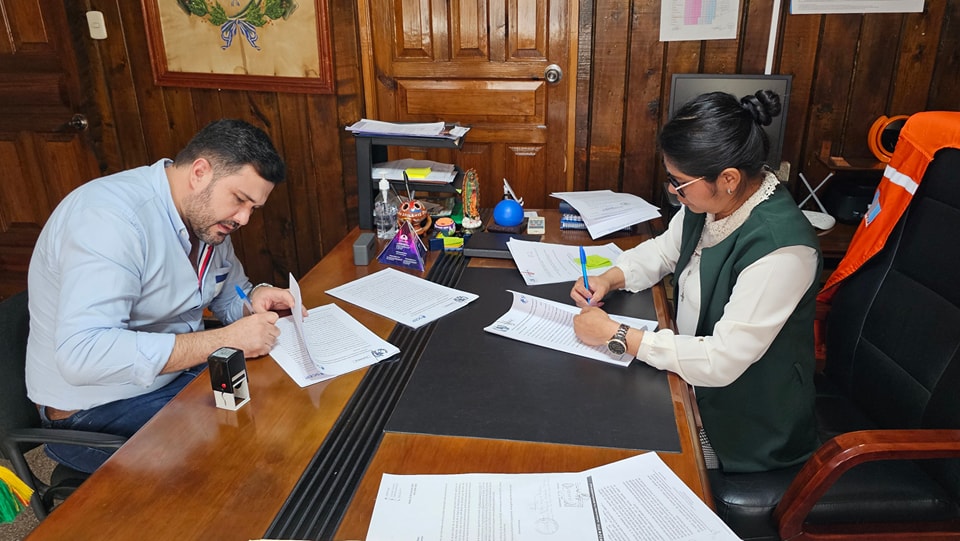 Firman convenios para impulsar el desarrollo en San Manuel Chaparrón