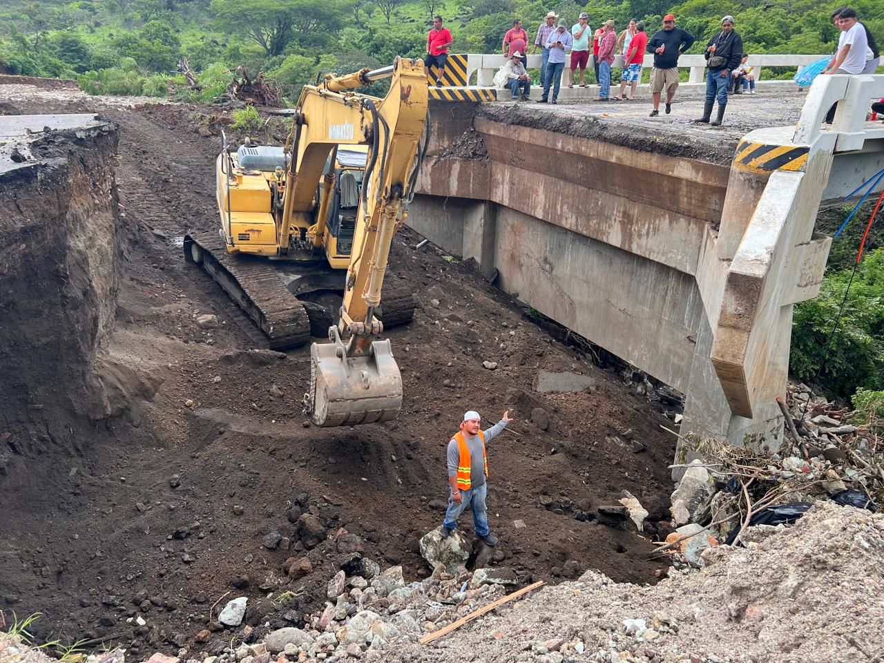 Retiran furgón varado en el puente El Colorado frontera con El Salvador