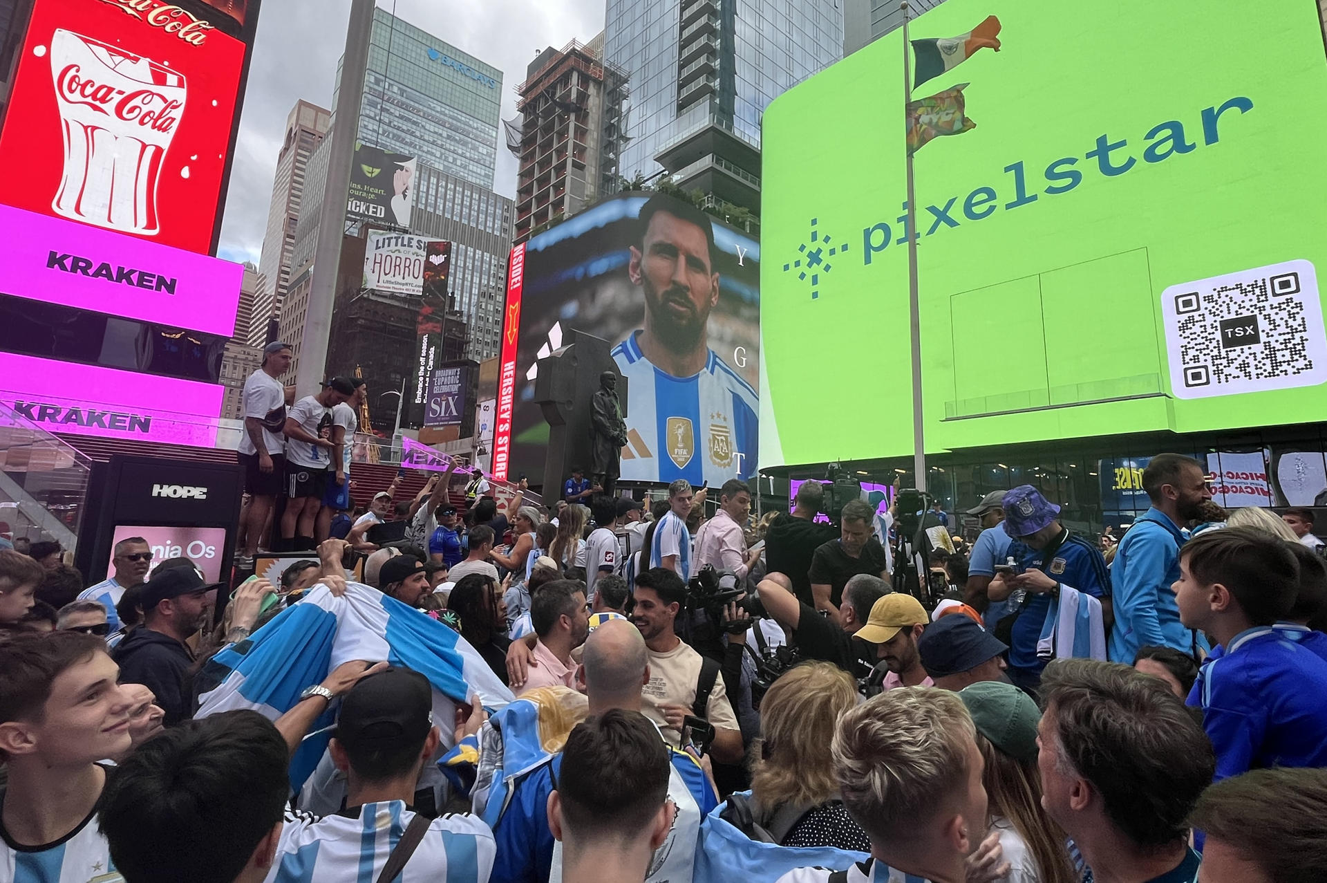 Copa América 2024: Argentinos toman Times Square para el banderazo