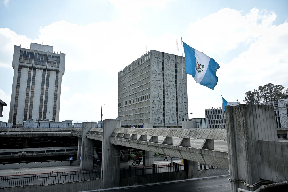 El Banco de Guatemala prevé que en 2024 se reciban casi 22 mil millones de dólares en remesas.