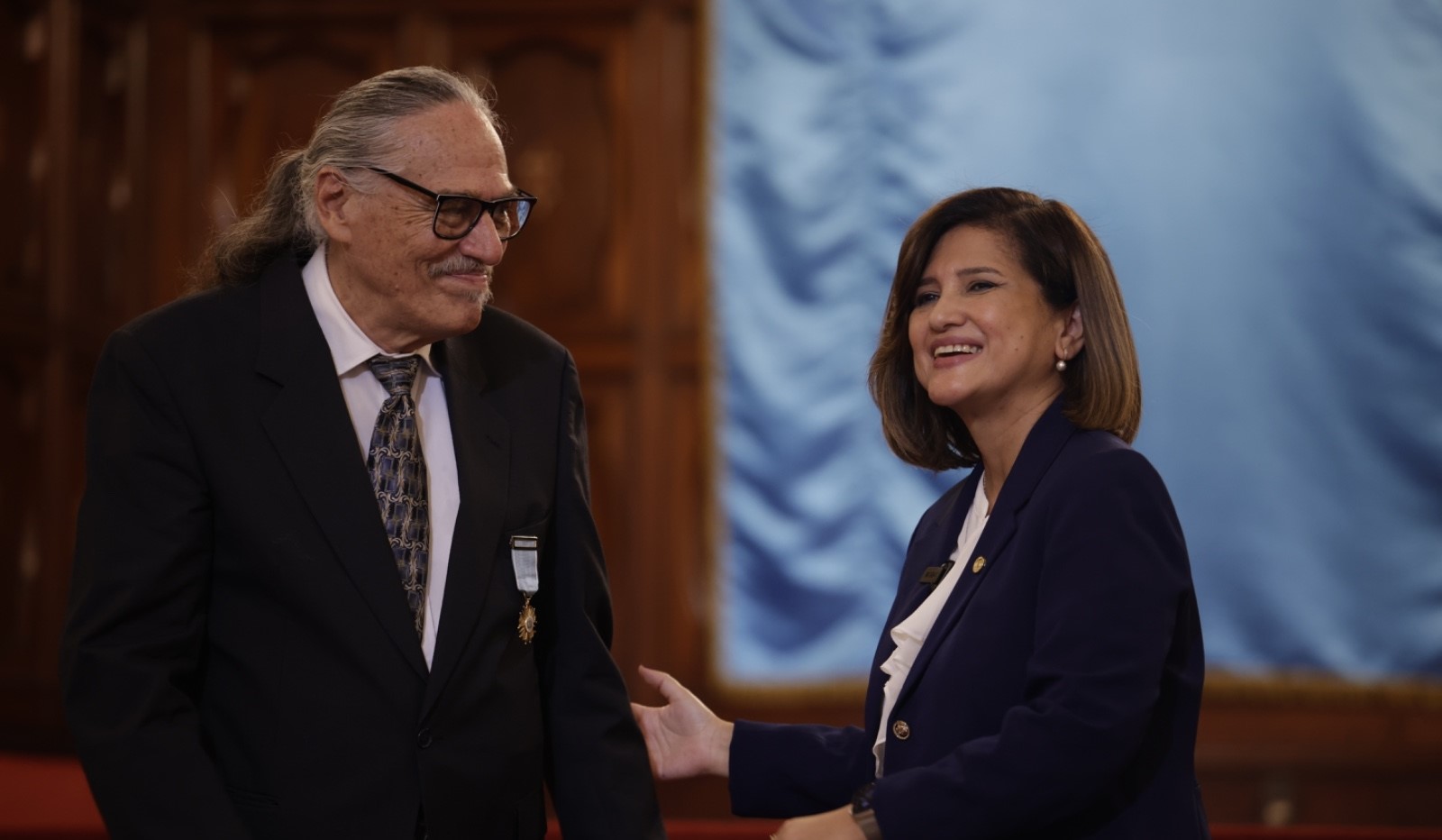 Armando Cáceres recibe la Orden del Quetzal por su contribución científica