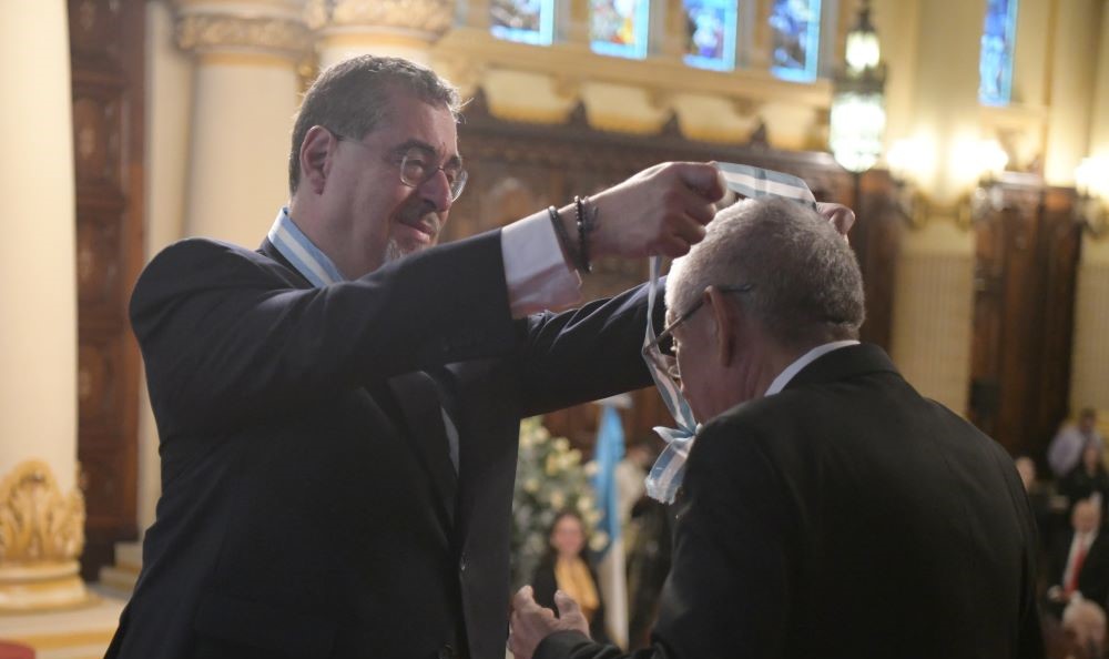 El presidente Bernardo Arévalo impone la medalla a uno de los maestros galardonado con la Orden Francisco Marroquín.