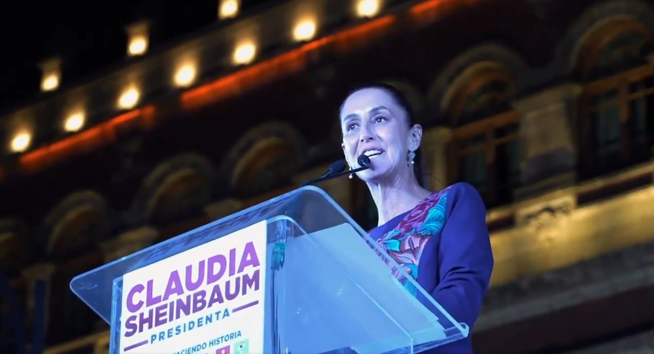 La virtual presidenta electa de México, Claudia Sheinbaum, se dirige a miles de mexicanos que se reunieron a celebrar en el Zócalo de la Ciudad de México.