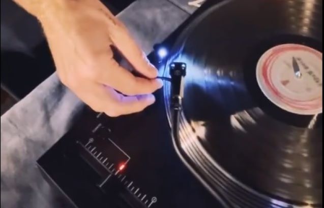 El disco de vinilo Moon Music, de Coldplay, se hará con el 70 % de plástico reciclado del río de Las Vacas, Guatemala.