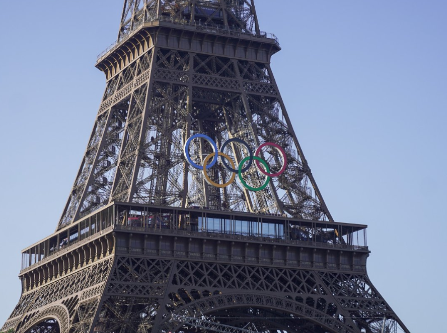 La Torre Eiffel se viste con los cinco aros olímpicos