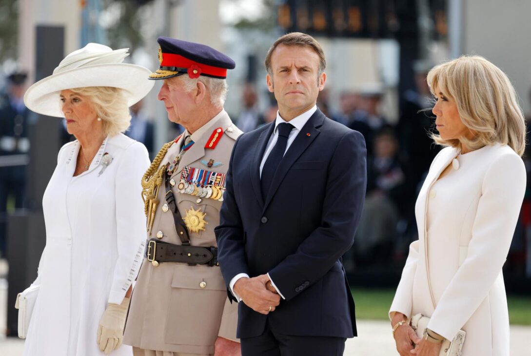 Carlos III y Emmanuel Macron durante conmemoración de Normandía. / Foto: Canal Doce Misiones.