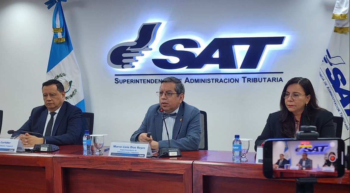 Conferencia de prensa autoridades de la SAT.