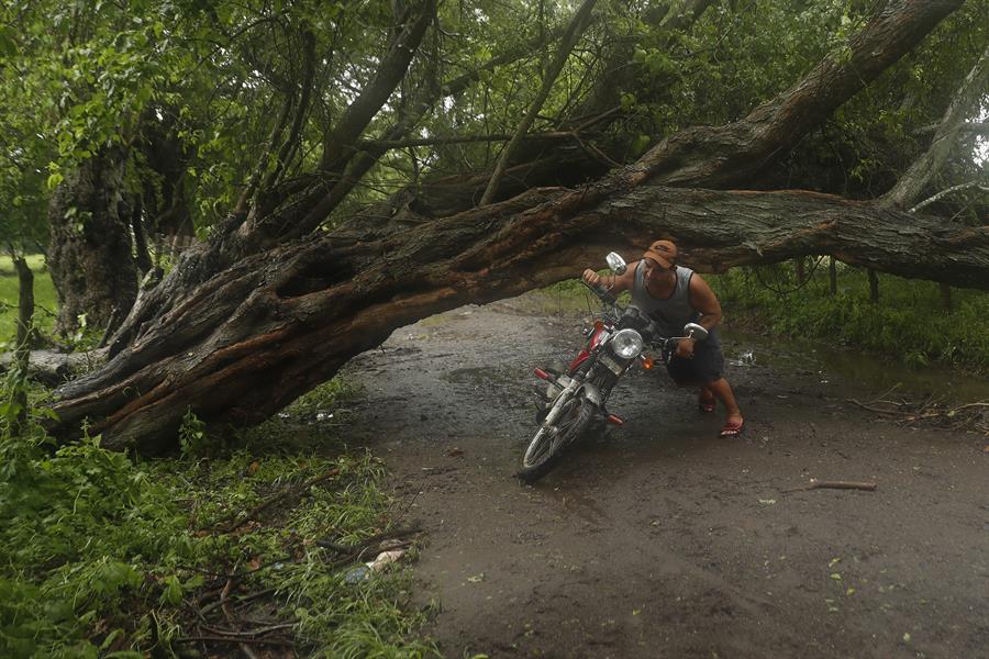 Suman 13 fallecidos y más de 2 mil 500 evacuados en El Salvador por fuertes lluvias
