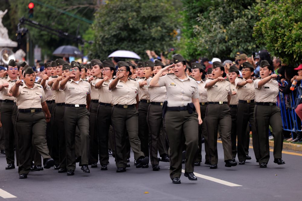 Colorido desfile de las diferentes brigadas del Ejército engalanó las calles en Guatemala este domingo