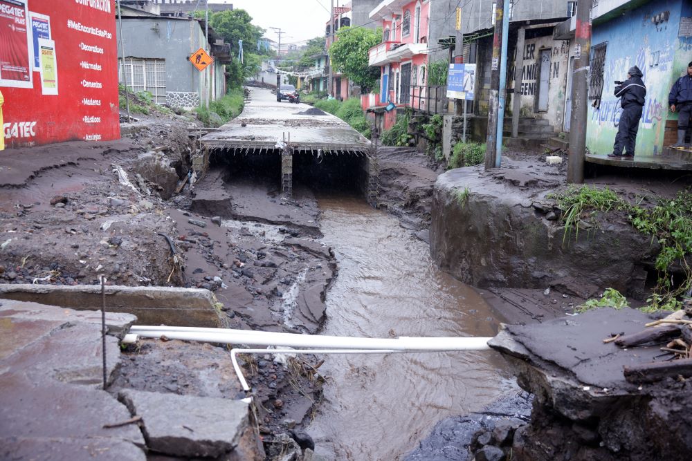 La lluvia pone en evidencia el alto costo de la corrupción en obra pública de Palín, Escuintla.