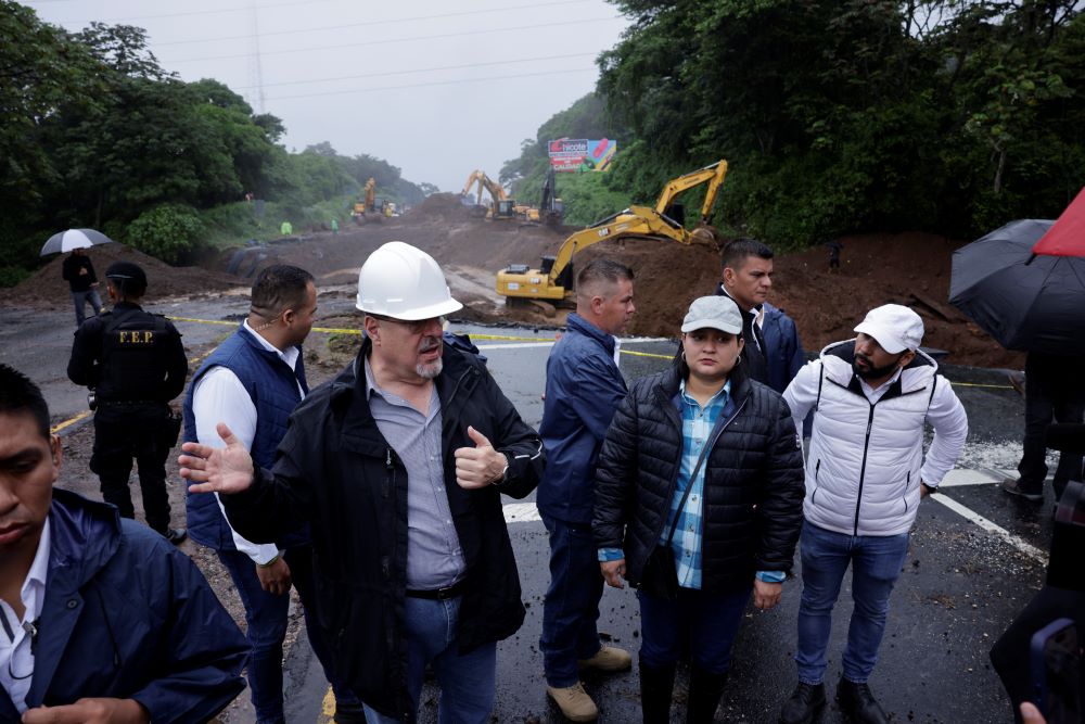 El presidente Bernardo Arévalo, durante supervisión de trabajos de reparación en el km 44 de la ruta principal entre Palín y Escuintla.
