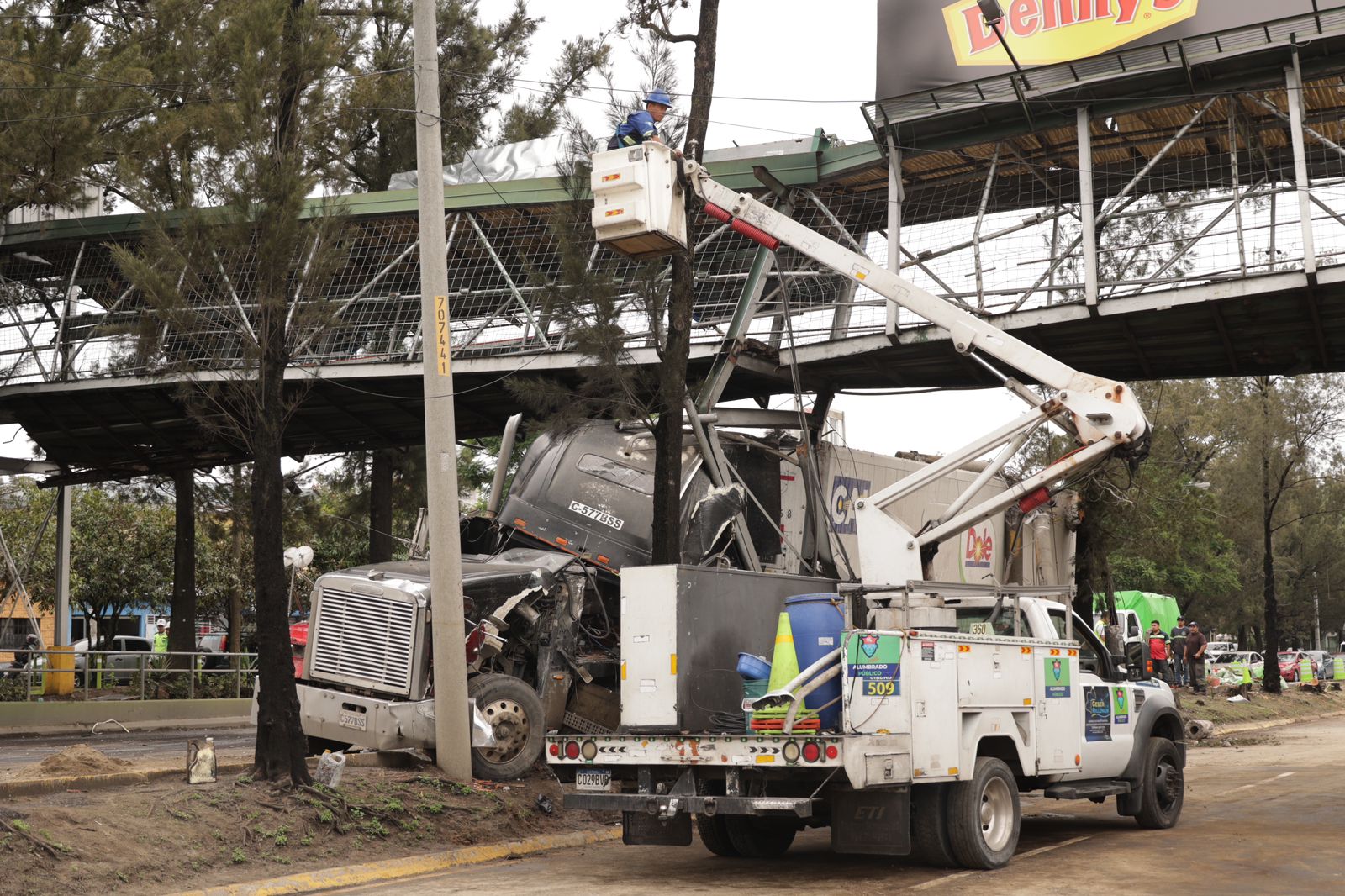 Habilitan paso por Periférico luego de retirar pasarela dañada en zona 7
