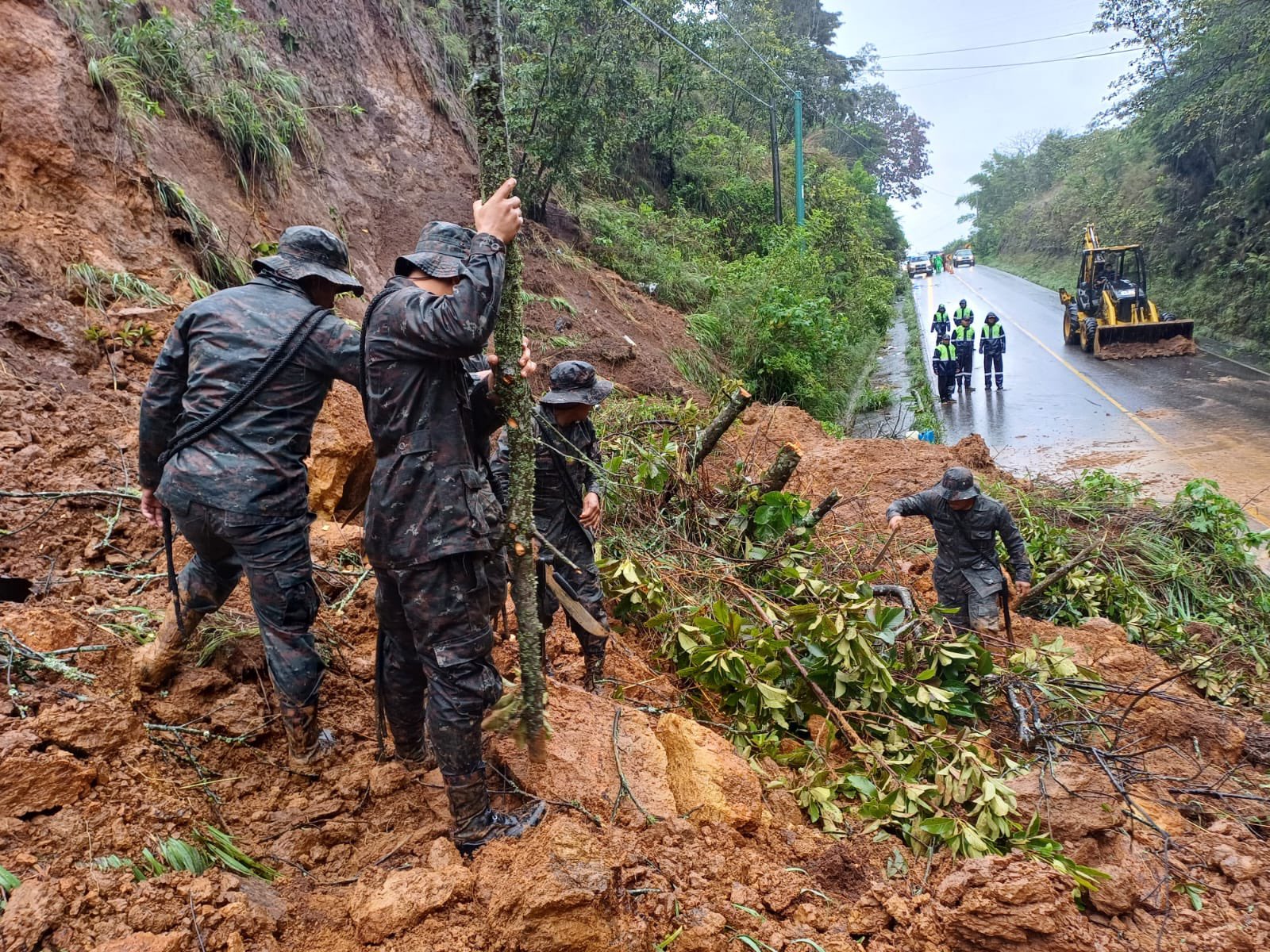 Soldados del Cuerpo de Ingenieros del Ejército retiran escombros en las carreteras afectadas por las lluvias y derrumbes. / Foto: Mindef.