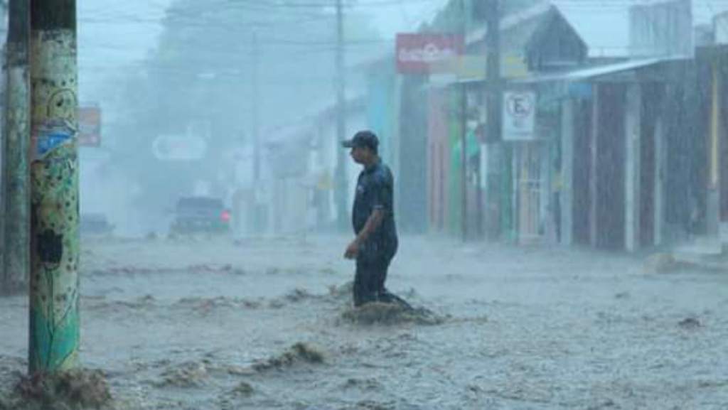 Más de 270 personas continúan en albergues en El Salvador tras las fuertes lluvias