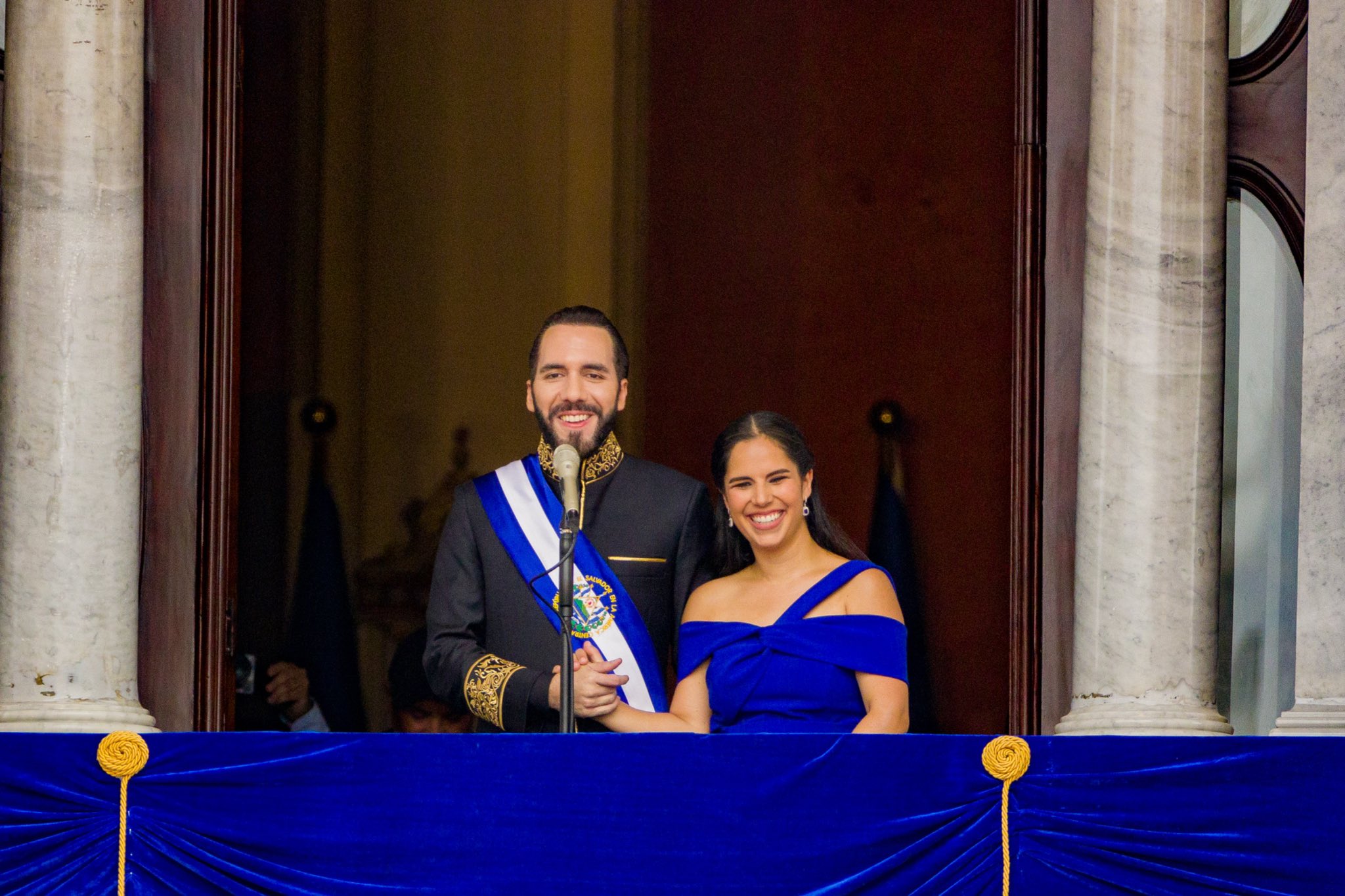 El presidente de El Salvador Nayib Bukele. y su esposa.