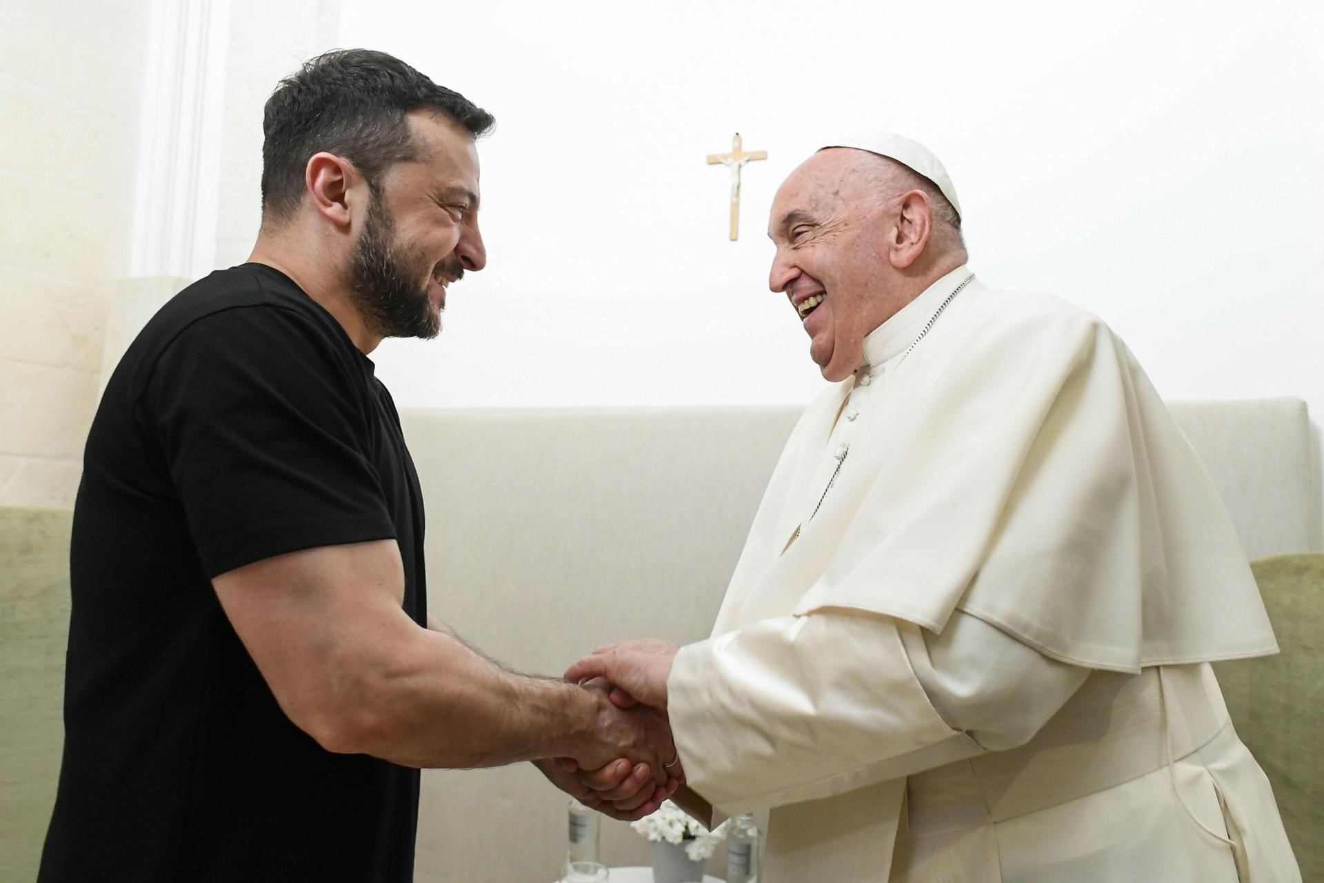 El presidente de Ucrania y el papa Francisco en la cumbre del G7. / Foto: EFE