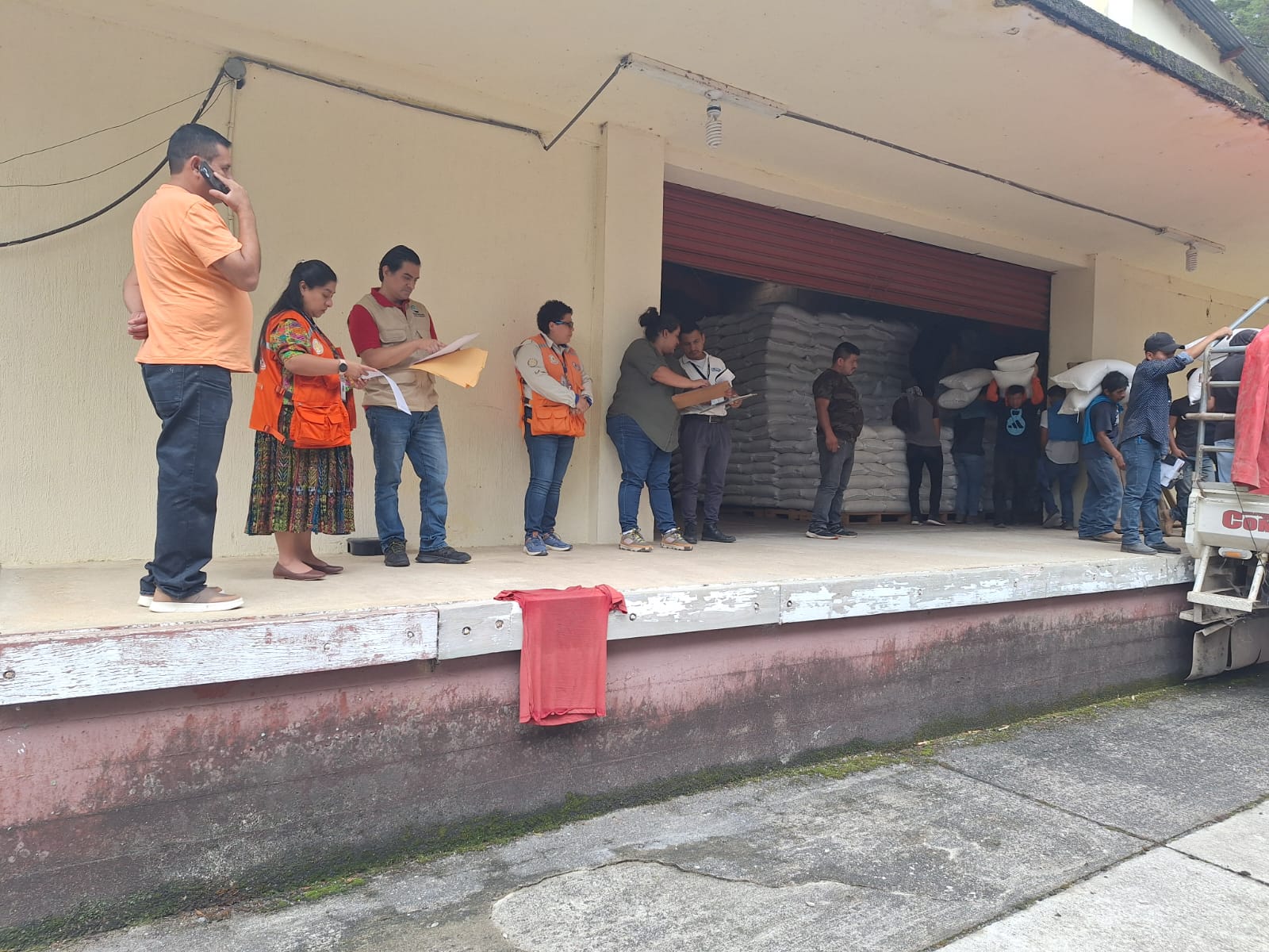 Conred y MAGA entregan ayuda alimentaria a afectados por incendios en Alta Verapaz