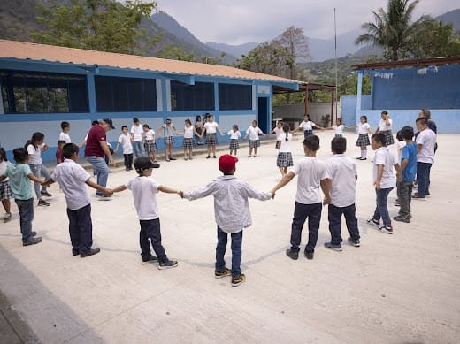 Remozamiento Escuelas: Estudiantes y maestros se ven beneficiados con restauración de escuela oficial en Río Hondo, Zacapa