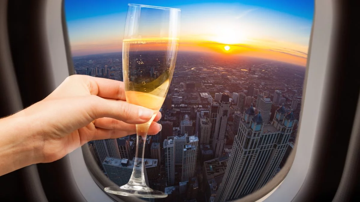Estudio revela efectos negativos del alcohol al viajar en avión. / Foto: Cuidadeplus.
