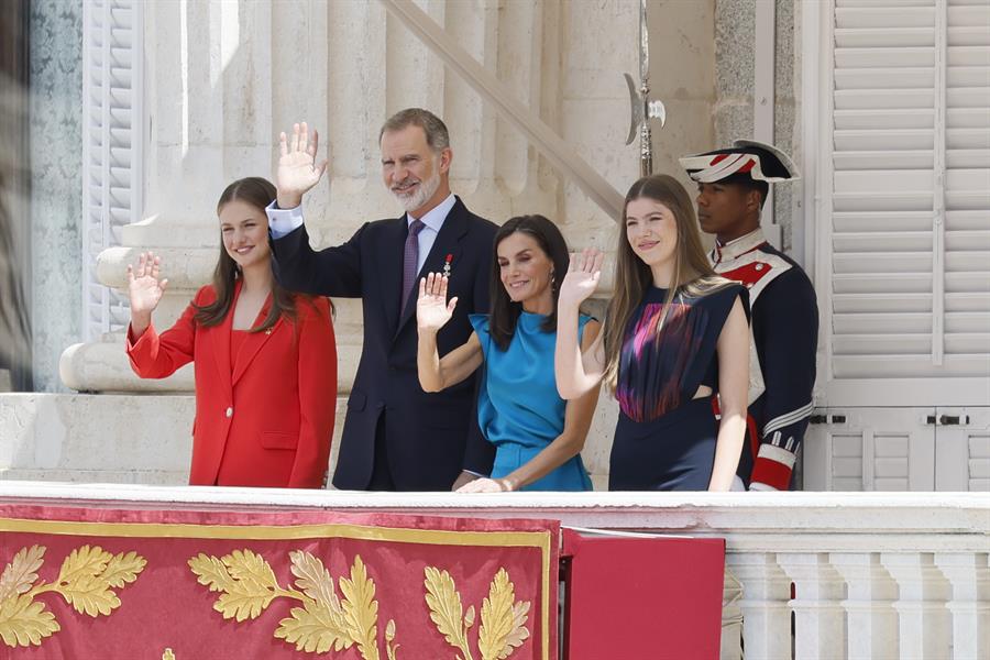 Por primera vez en 10 años, la familia real de España se asoma al balcón del Palacio Real de Madrid para ver el cambio de guardia en el 10o. aniversario de reinado de Felipe VI.