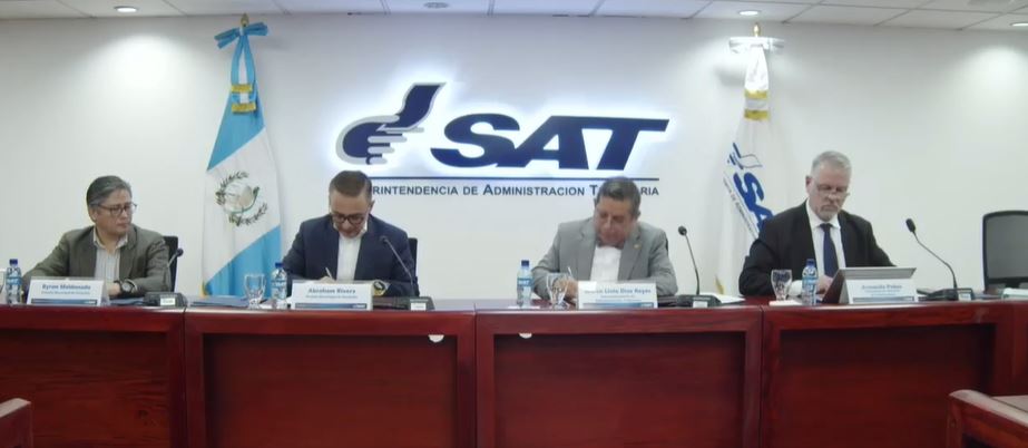 Firma de convenio entre SAT y la municipalidad de Escuintla.