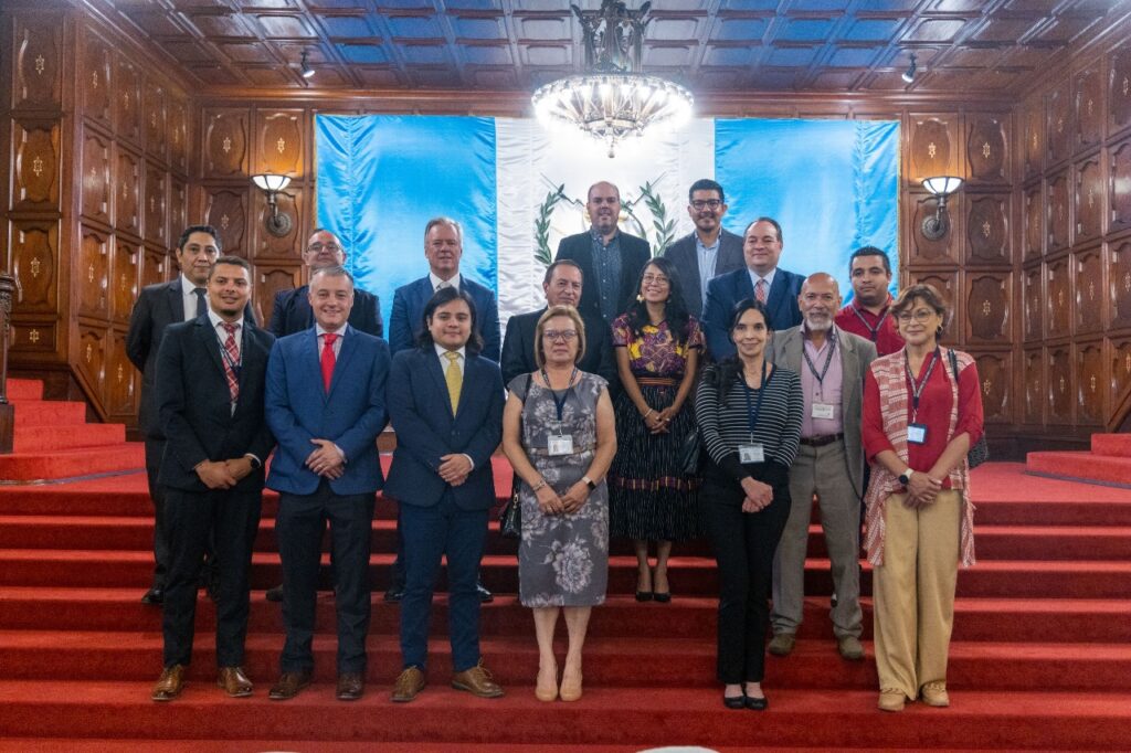Viceministra de Patrimonio Cultural y Natural, Laura Cotí y Juan Mario Dary, de la Fundación para la Conservación de los Recursos Naturales y Ambiente de Guatemala firman convenio de cooperación para llevar registro digital de los bienes culturales del país. / Foto: MCD.