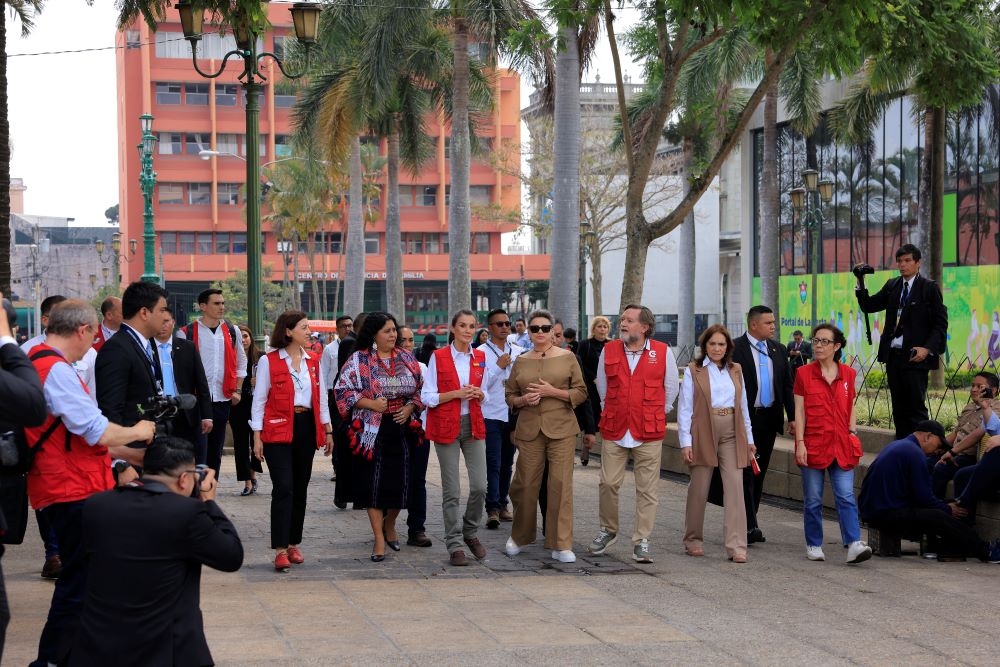 La primera dama de la Nación, doctora Lucrecia Peinado, la reina Letizia de España y otros funcionarios recorren calles del Centro Histórico de la ciudad de Guatemala.