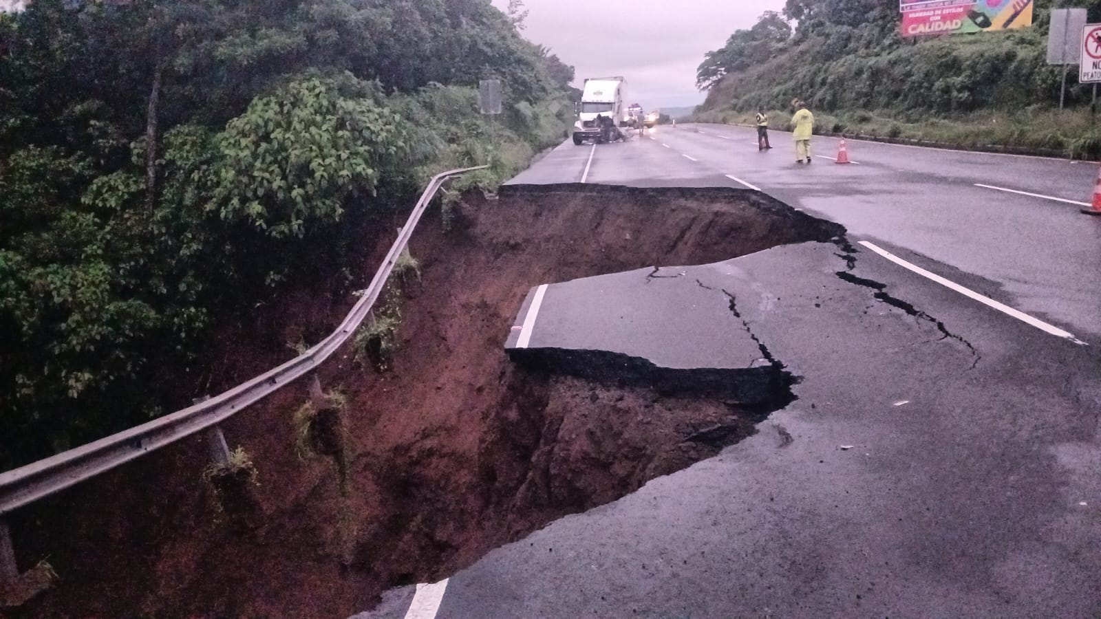 Conred y Provial atienden hundimiento en la autopista Palín-Escuintla