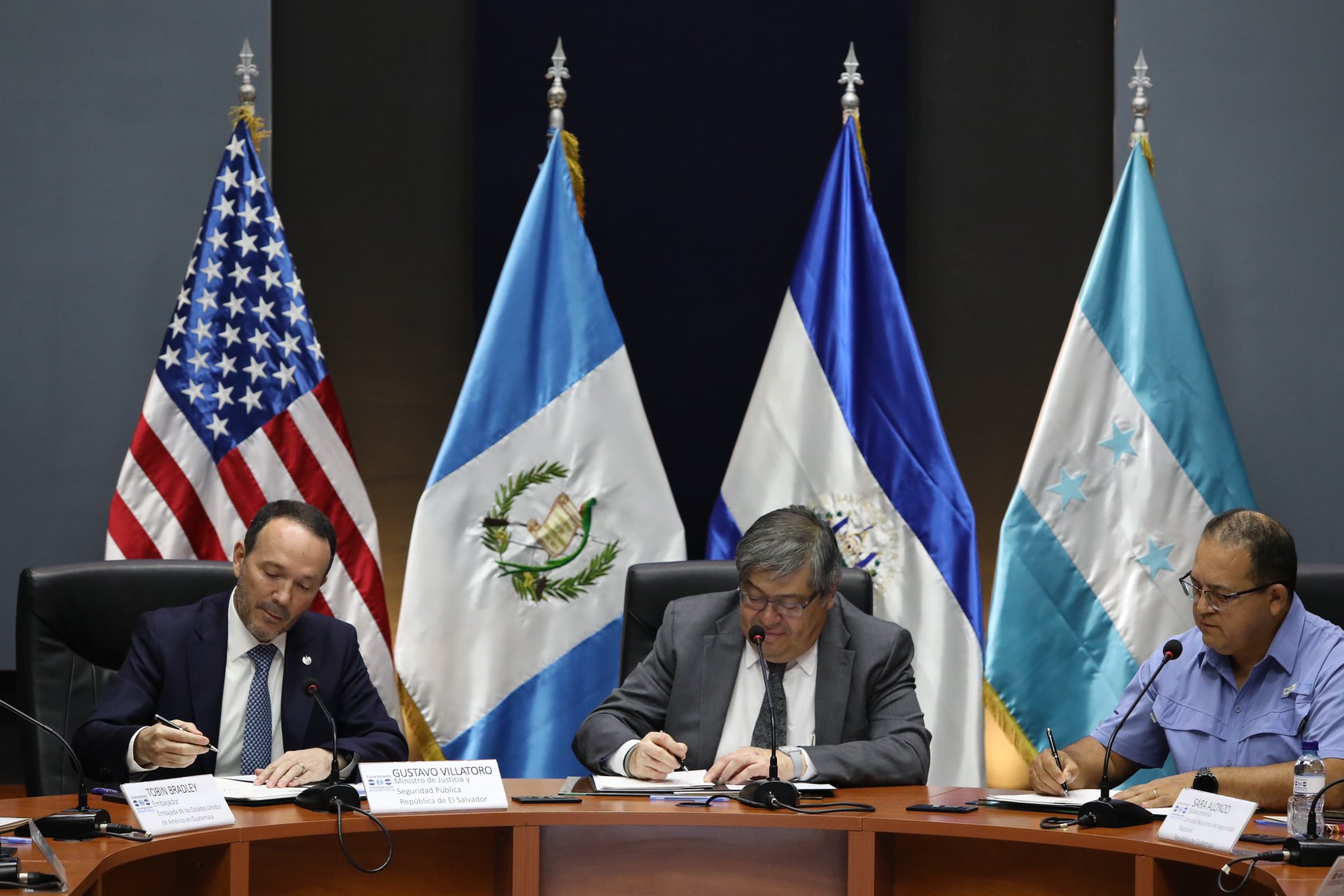 Autoridades de seguridad de El Salvador, Guatemala y Honduras firman convenio para el combate de la delincuencia transnacional. /Foto: Mingob.