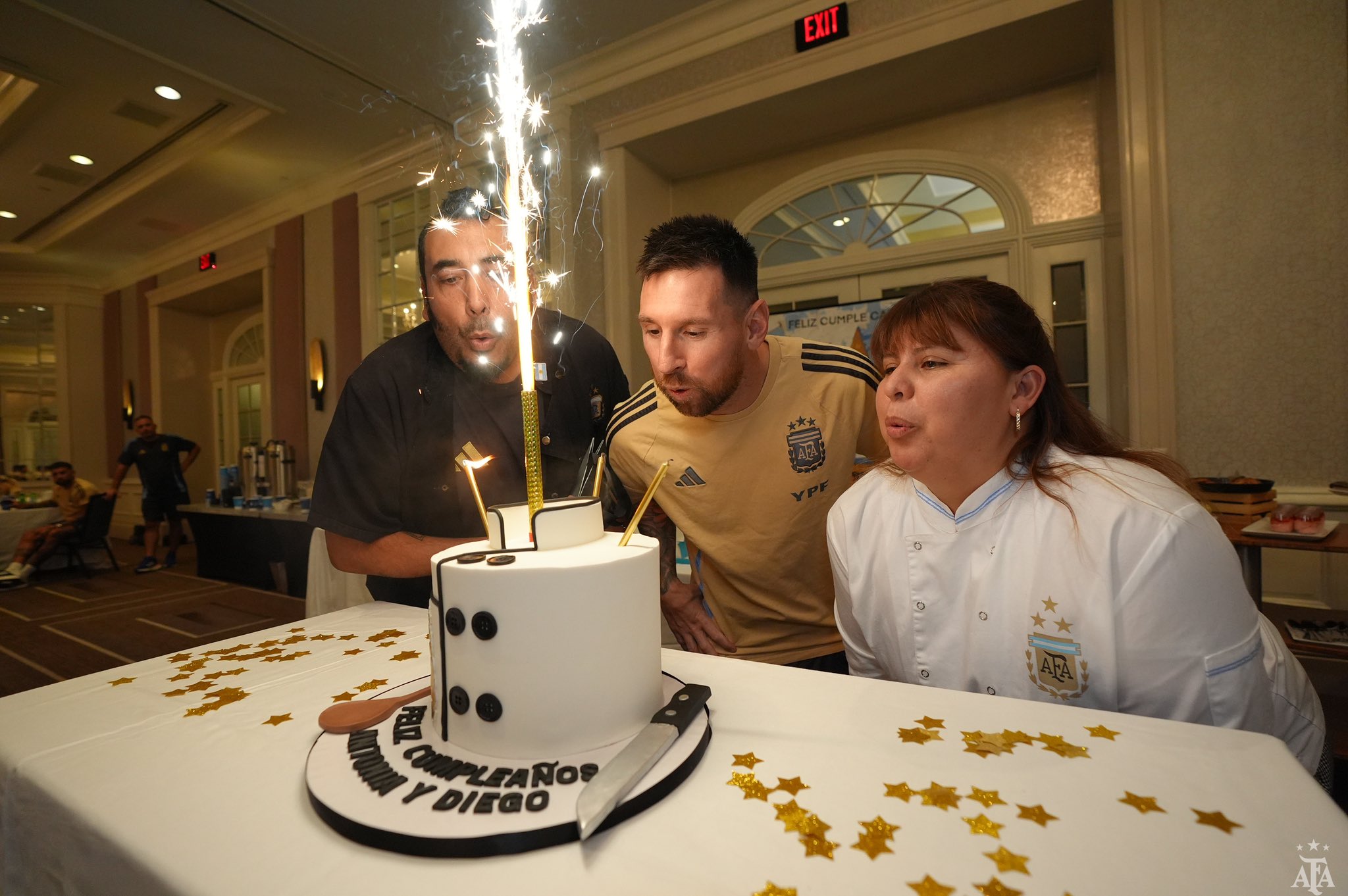 Selección de Argentina celebra el cumpleaños de Leo Messi