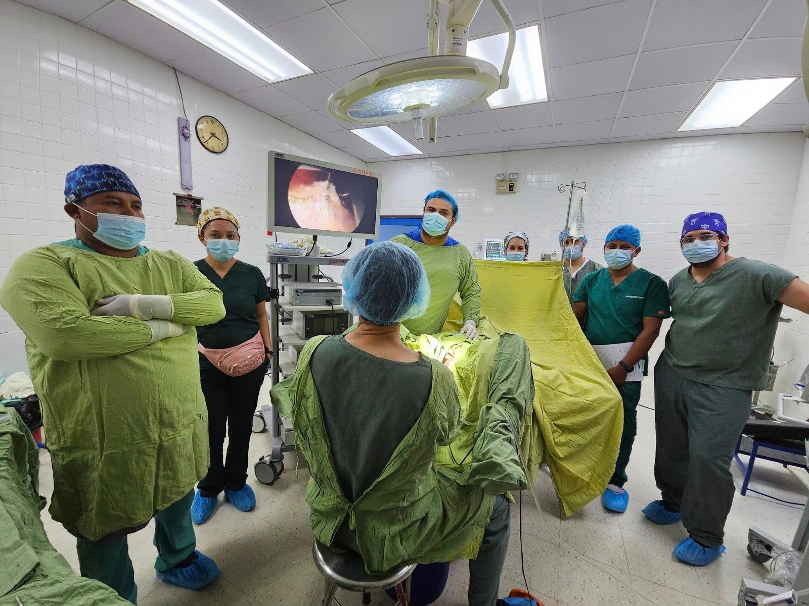 Especialistas durante tratamiento uretral en Petén. / Foto: MSPAS.