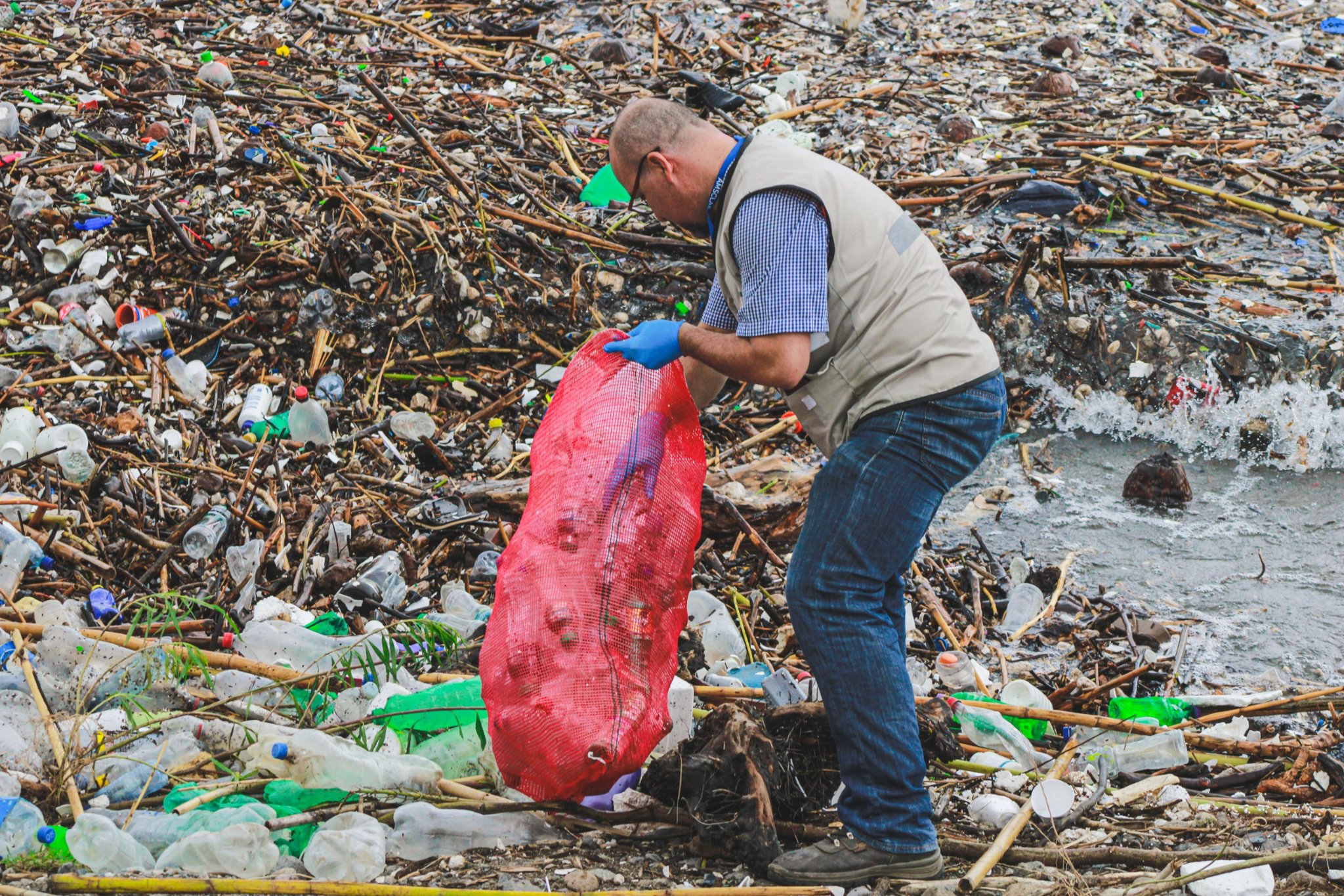 AMSCLAE lidera esfuerzos para limpiar orillas del lago Atitlán ante el incremento de lluvias. / Foto: AMSCLAE.
