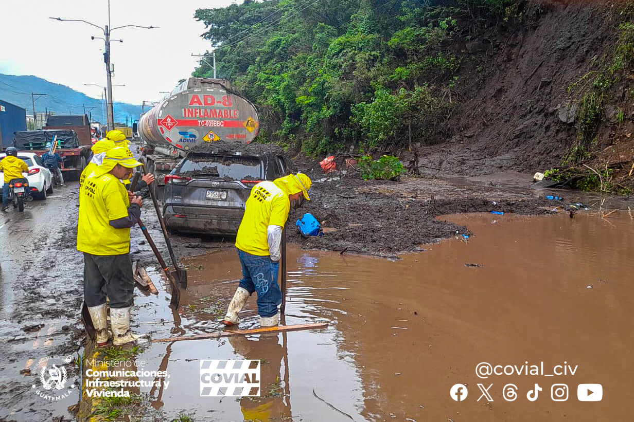 Personal remueve el lodo por derrumbe en el kilómetro 34 de la ruta al pacífico. /Foto: Covial.