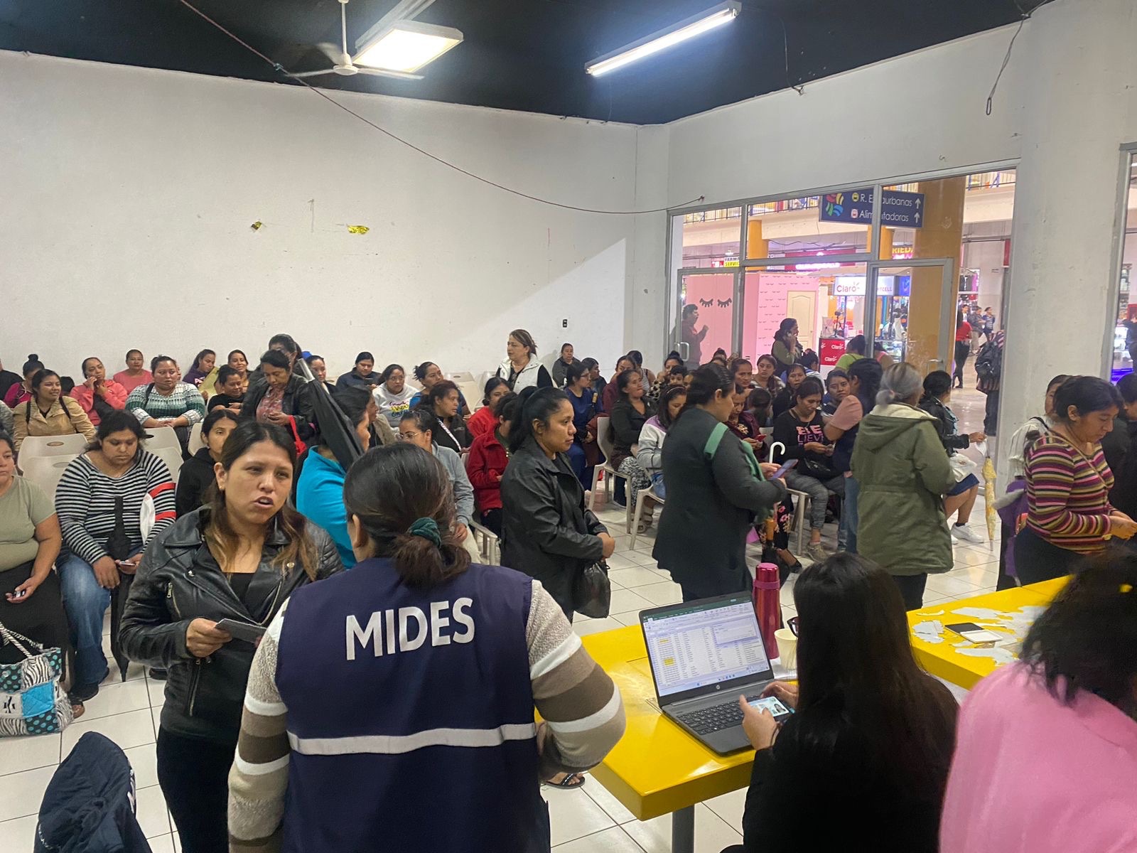 Personal del Mides ha convocado a la población beneficiaria del programa Bolsa Social, para hacer el cambio de las tarjetas bancarias. /Foto: Mides.