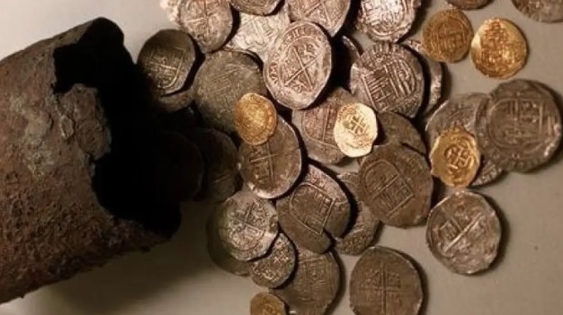 Cazatesoros encontraron unas 200 monedas que se cree que forman parte del cargamento de 11 barcos españoles hundidos en la costa de Florida a causa de un huracán.