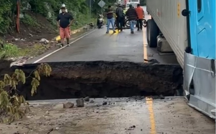 Lluvias causan hundimiento en ruta hacia la frontera con El Salvador